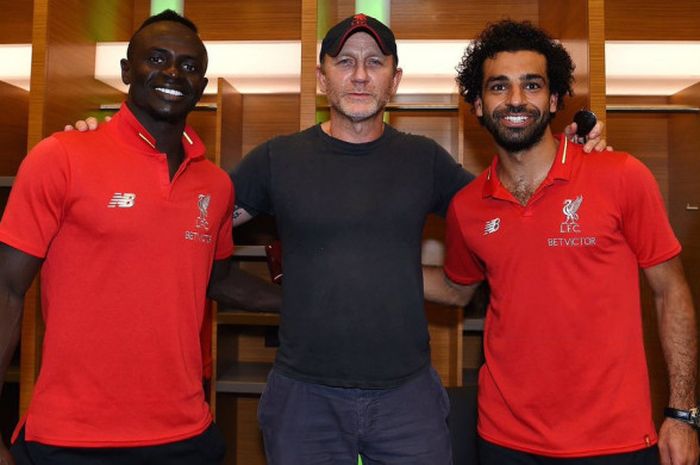 Sadio Mane (kiri), Daniel Craig (tengah), Mohamed Salah (kanan) ketika berada di ruang ganti Liverpool di Stadion MetLife.