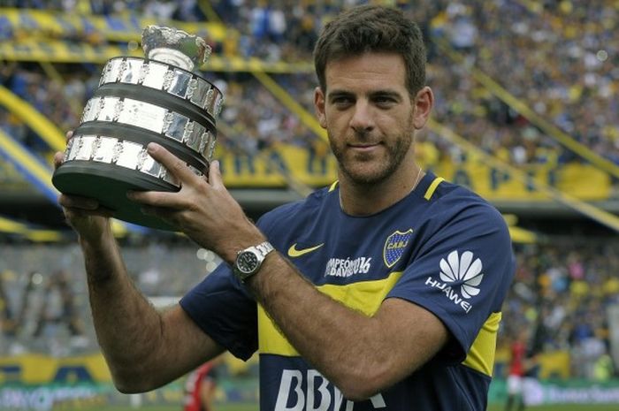 Petenis putra Argentina, Juan Martin Del Potro, berfoto dengan replika trofi Piala Davis 2016 sebelum laga sepak bola Divisi 1 antara Boca Juniors dan Colon di Stadion La Bombonera, Buenos Aires, Argentina, 18 Desember 2016.