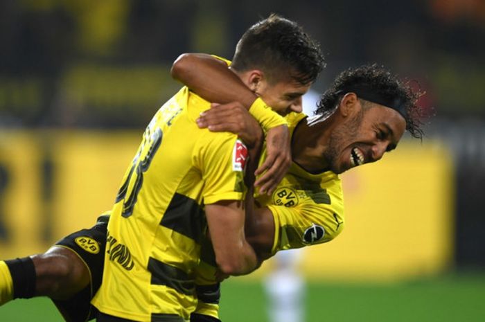 Gelandang Borussia Dortmund, Julian Weigl (kiri), merayakan golnya bersama Pierre-Emerick Aubameyang dalam laga Liga Jerman kontra Borussia Moenchengladbach di Dortmund, Jerman, pada 23 September 2017.