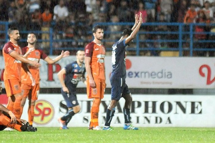 Pemain Arema Cronus, Ferry Aman Saragih, hanya mengangkat tangannya usai cetak gol ke gawang PBFC yang merupakan mantan klubnya saat kedua tim melakoni pekan ke-33 Torabika Soccer Championship A (TSC A) di Stadion Segiri, Samarinda pada Minggu (11/12/2016).