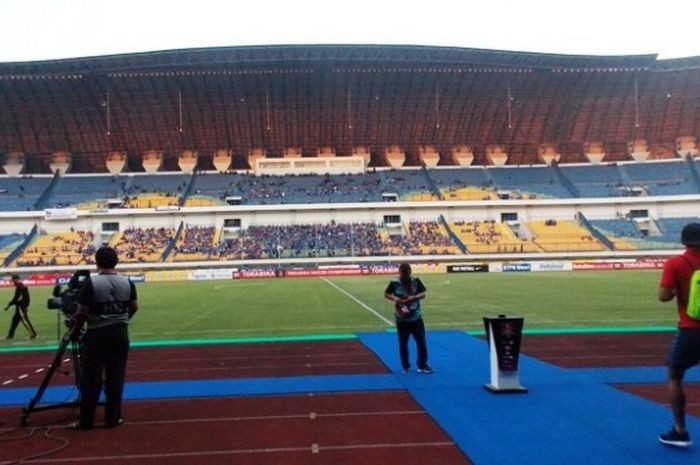 Suasana Stadion Gelora Bandung Lautan Api (GBLA) di Kota Bandung.
