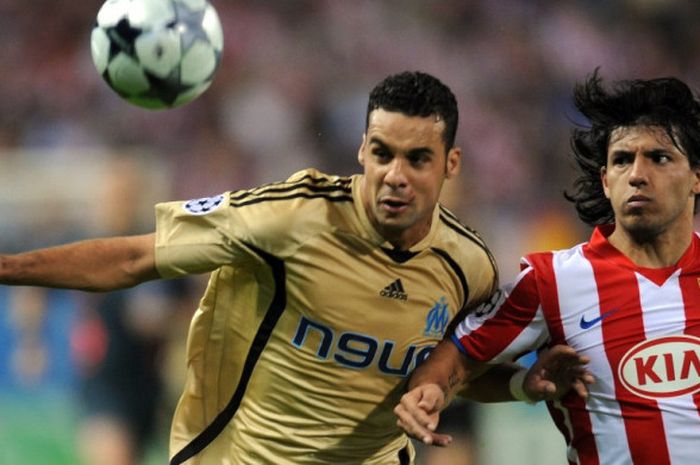 Sergio Aguero (kanan) berduel dengan Elamin Erbate dalam partai Liga Champions antara Atletico Madrid lawan Olympique Marseille di Vicente Calderon, Madrid, 1 Oktober 2008.