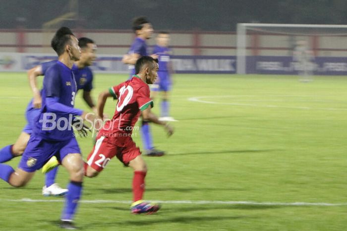 Riko Simanjuntak pada laga debutnya bersama Timnas U-23 Indonesia ketika menghadapi Timnas U-23 Thailand dalam laga uji coba di Stadion Perguruan Tinggi Ilmu Kepolisian, Jakarta, Kamis (31/5/2018)