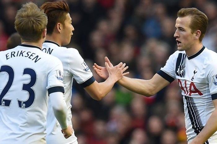 Striker Tottenham Hotspur, Harry Kane (kanan) merayakan gol bersama Son Heung-Min dan Christian Eriksen dalam pertandingan Premier League 2016-2017 menghadapi Liverpool di Stadion Anfield, Liverpool, Inggris, pada 2 April 2016. 