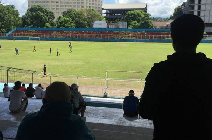 Siluet pelatih Indra Sjafri (kanan) saat mengamati seleksi pemain klub Liga 3, Persma 1960 di Stadion Klabat, Kota Manado pada akhir Februari 2018. 