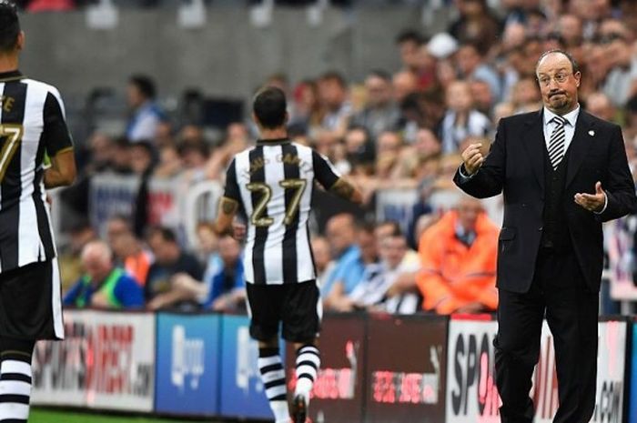 Pelatih Newcastle United, Rafael Benitez, memberi instruksi kepada para pemainnya dalam laga Piala Liga kontra Cheltenham Town di St James' Park, Newcastle, pada 23 Agustus 2016.