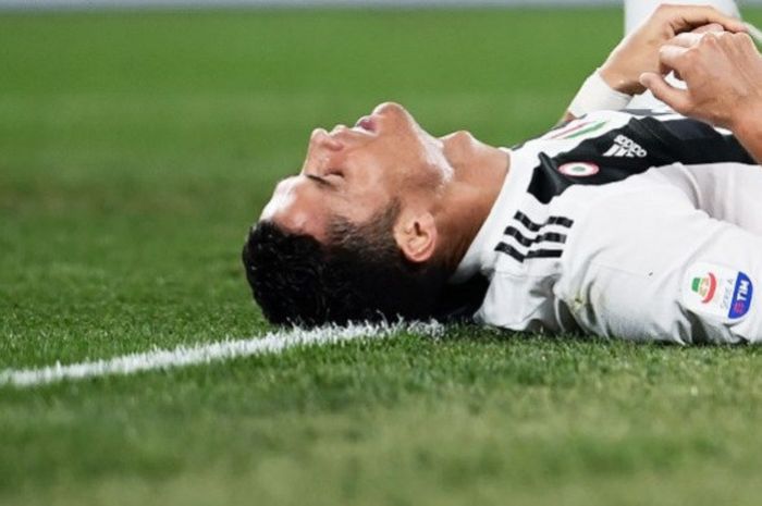  Striker Juventus, Cristiano Ronaldo, tergeletak di tanah saat melawan Bologna dalam laga Liga Italia Serie A yang berlangsung di Stadion Allianz, Turin, Italia, pada 26 September 2018. 