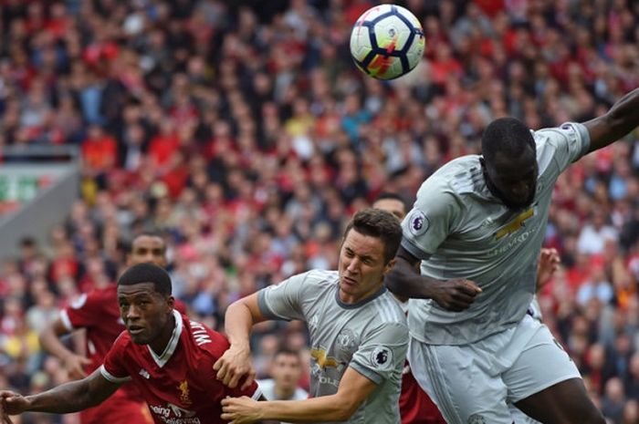   Gelandang Liverpool, Georginio Wijnaldum (kiri), berebut bola dengan pemain Manchester United, Ander Herrera (tengah) dan Romelu Lukaku, dalam laga Liga Inggris di Stadion Anfield, Liverpool, pada 14 Oktober 2017.  