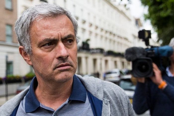 Pelatih sepak bola, Jose Mourinho, saat meninggalkan kediamannya di London, Inggris, pada 22 Mei 2016.