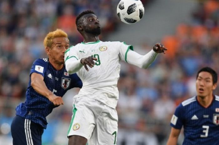 Mbaye Niang lebih cepat menyambut bola daripada Yuto Nagatomo pada pertandingan Piala Dunia 2018 antara Jepang vs Senegal di Ekaterinburg Arena, 24 Juni 2018. 