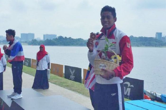 Perenang putra nasional, Aflah Fadlan Prawira, berpose dengan medali perunggu yang didapat dari nomor renang perairan terbuka pada SEA Games Kuala Lumpur 2017 di Water Sports Complex, Putrajaya, Jumat (18/8/2017).