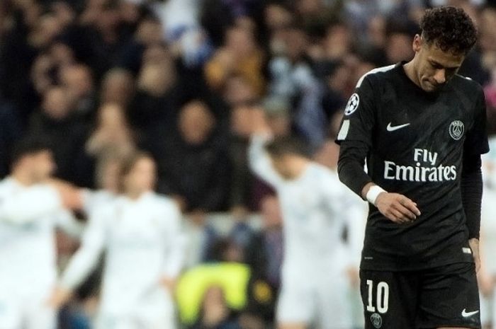      Ekspresi pemain Paris Saint-Germain, Neymar, setelah timnya dibobol Real Madrid dalam laga leg pertama babak 16 besar Liga Champions di Stadion Santiago Bernabeu, Madrid, Spanyol, pada 14 Februari 2018.      