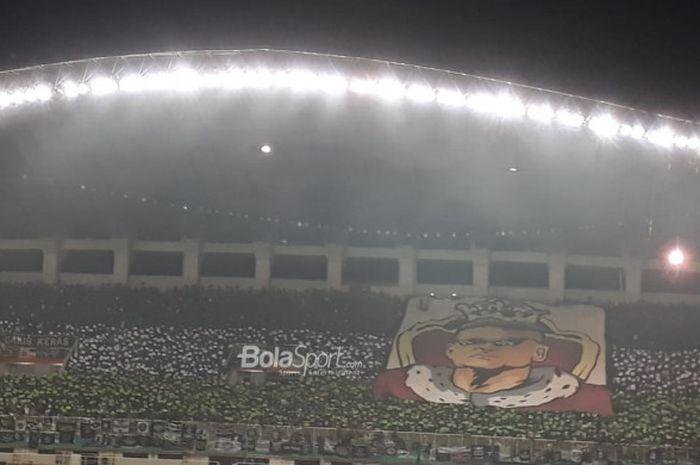 Koreografi Cristian Gonzales muncul di laga final Liga 2 antara PSS Sleman dan Semen Padang di Stadion Pakansari, Cibinong, Selasa (4/12/2018).