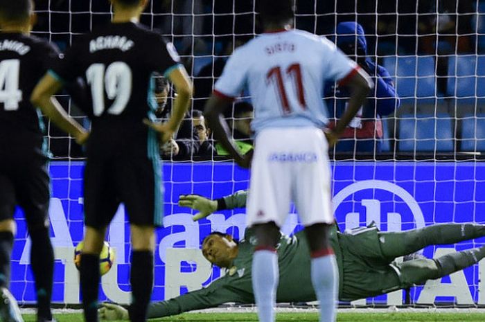 Kiper Real Madrid, Keylor Navas, menahan tembakan penalti pemain Celta Vigo dalam laga Liga Spanyol di Stadion Balaidos, 7 Januari 2018