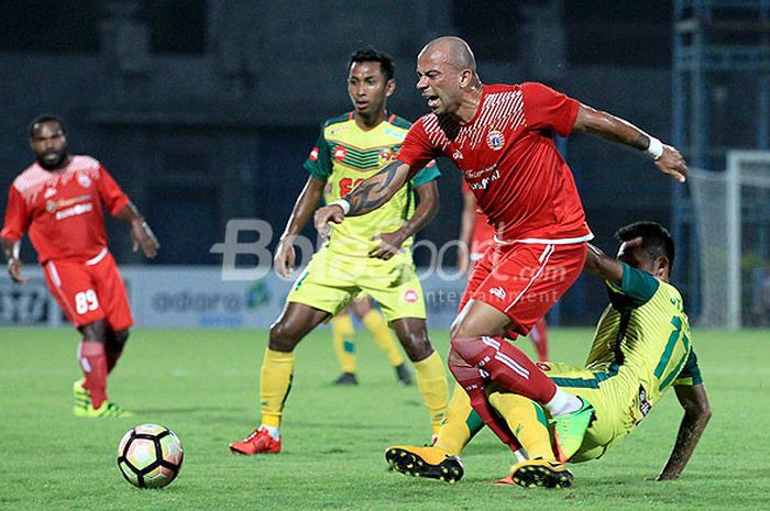 Penyerang Persija Jakarta, Ivan Carlos, ditekel pemain Kedah FA saat kedua tim bentrok dalam laga hari kedua Suramadu Super Cup 2018 di Stadion Gelora Bangkalan, Jawa Timur, Selasa (09/01/2018) malam.