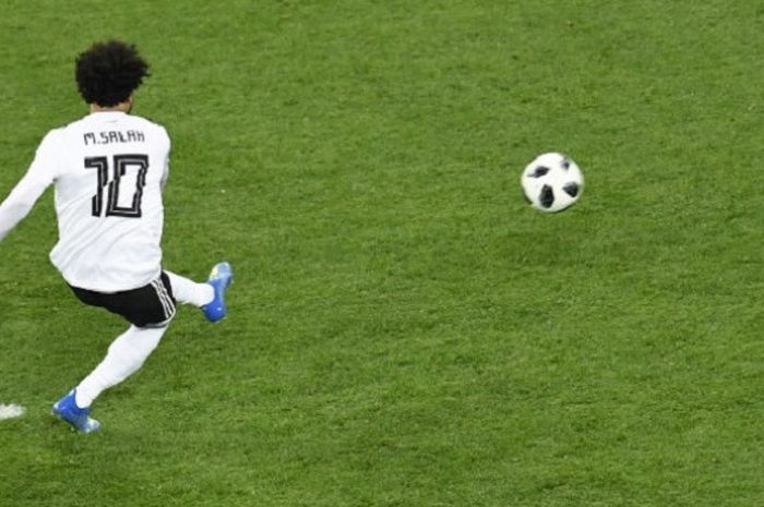 Mohamed Salah sukses mengeksekusi penalti ke gawang Igor Akinfeev saat Mesir berhadapan dengan Rusia di St. Petersburg, 19 Juni 2018. 