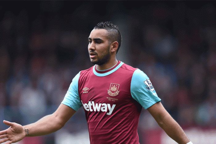 Gelandang West Ham Dimitri Payet dalam aksinya melawan Crystal Palace dalam liga Premier League di The Boleyn Ground, Inggris, 02 April 2016.  