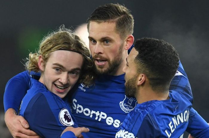 Gelandang Everton, Gylfi Sigurdsson (tengah), merayakan gol yang dia cetak ke gawang Swansea City da