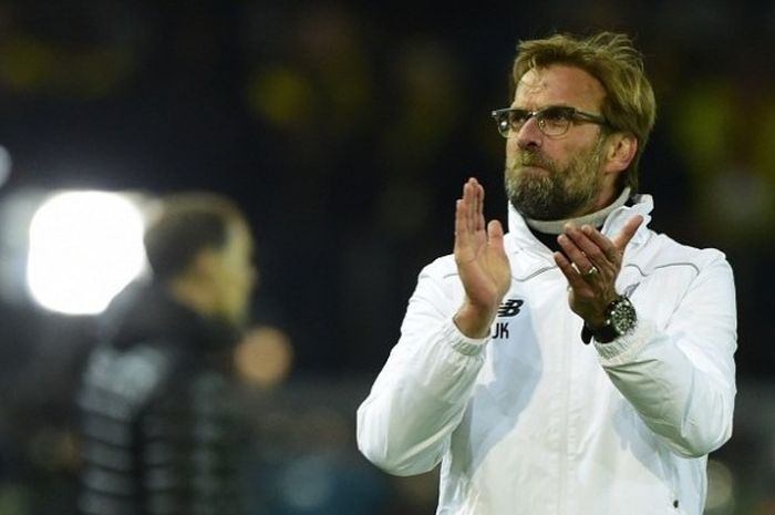 Manajer Liverpool, Juergen Klopp, memberikan aplaus untuk para suporter pada laga leg pertama perempat final Liag Europa konta Borussia Dortmund, di Signal Iduna Park, Kamis (7/4/2016) waktu setempat.