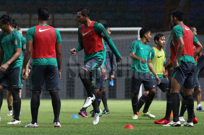 Sesi latihan timnas U-23 Indonesia jelang melawan timnas U-23 Suriah yang akan berlangsung di Stadion Wibawa Mukti, Cikarang, Jawa Barat,Kamis (16/11/2017).