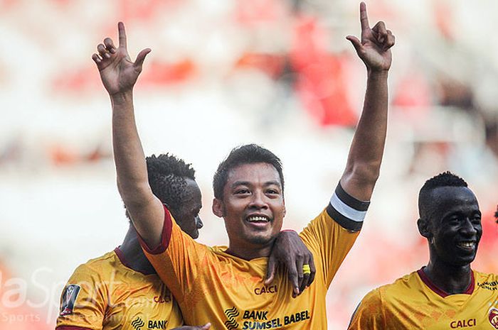 Kapten Sriwijaya FC, Hamka Hamzah, merayakan kemenangan atas PSMS Medan dalam laga perebutan juara ketiga Piala Presiden 2018 di Stadion Utama Gelora Bung Karno, Senayan, Jakarta, (17/02/2018).