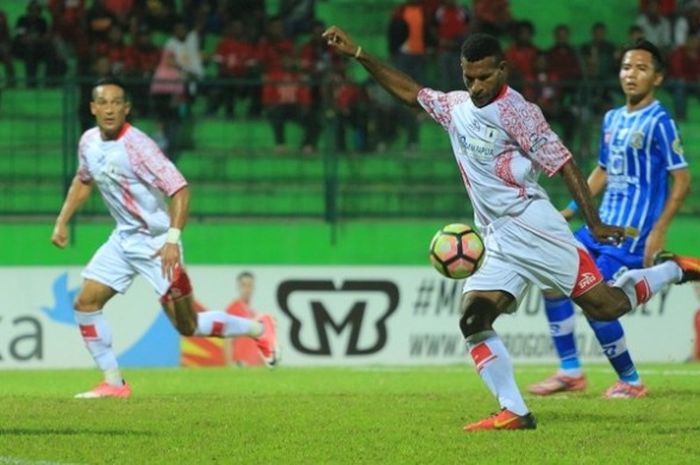 Aksi striker Persipura Jayapura, Marinus Maryanto, dalam laga kontra tuan rumah Persiba Balikpapan pada pekan ketujuh Liga 1 musim 2017 di Stadion Gajayana, Malang, Senin (22/4/2017).