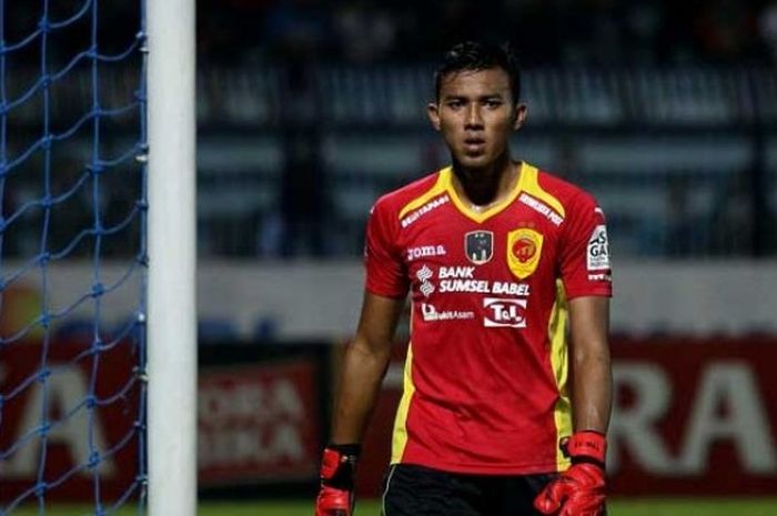 Kiper Teja Paku Alam saat membela Sriwijaya FC yang dijamu Persela Lamongan di Stadion Surajaya pada Jumat (11/11/2016). 
