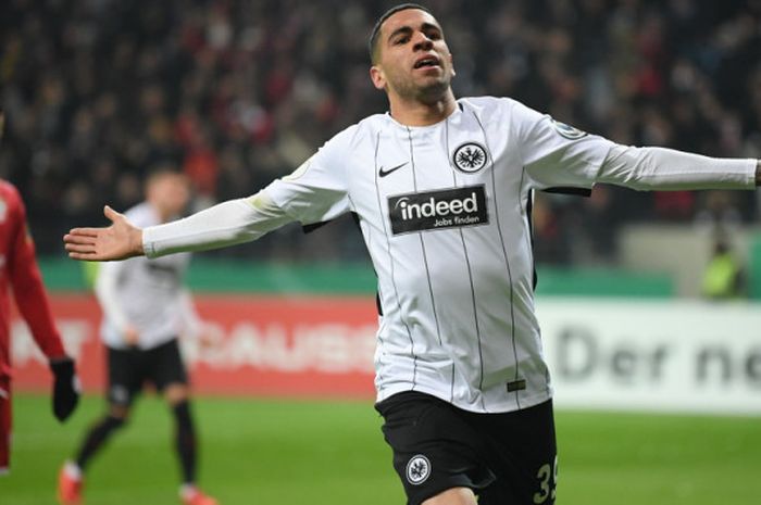 Selebrasi gelandang Eintracht Frankfurt, Omar Mascarell, seusai mencetak gol ke gawang Mainz dalam laga perempat final DFB Pokal, di Stadion Commerzbank-Arena, Frankfurt, Jerman, pada 7 Februari 2018).