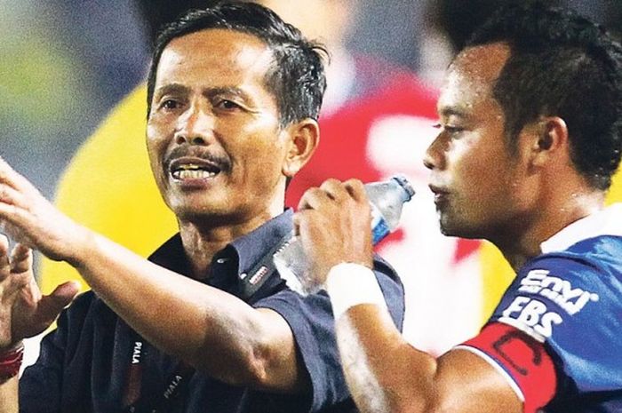 Pelatih Persib Bandung, Djajang Nurjaman, memberikan instruksi kepada pemainnya saat persib melawan Persiba dalam laga lanjutan Piala Presiden 2015 di Stadion Jalak Harupat, Bandung, Rabu (2/9/2015).