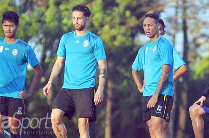 Bek Arema FC, Jad Noureddine (kedua dari kiri), saat mengikuti sesi latihan di Lapangan Arhanud pada Senin (24/7/2017).