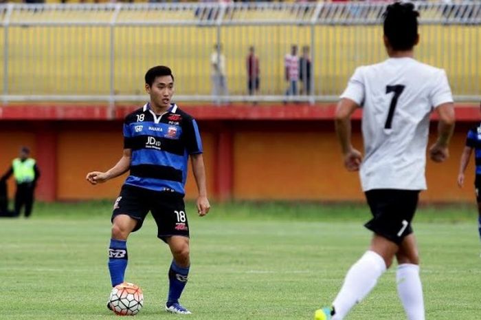 Gelandang asal Korea, Chan Il Young saat membela Madura United dalam uji coba kontra Persela di Stadion Gelora Ratu Pamelingan, Pamekasan pada Kamis (2/2/2017). 
