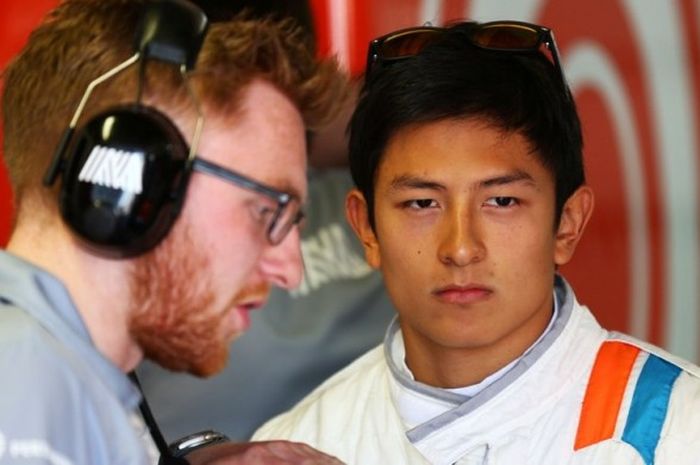 Pebalap Manor Racing asal Indonesia, Rio Haryanto, berdiskusi dengan tim saat sesi kualifikasi GP Monaco di sirkuit jalan raya kota Monte Carlo, Sabtu (28/5/2016).