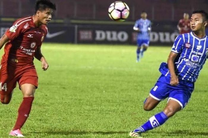 Striker Semen Padang, Tambun Naibaho (kiri) mencoba lepas dari kawalan pemain bertahan Persiba Balikpapan pada pekan kedelapan Liga 1 di Stadion H Agus Salim, Senin (29/5/2017) malam. 