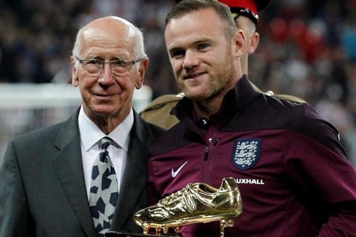 Wayne Rooney (kanan) berpose bersama legenda Sir Bobby Charlton dengan trofi spesial menjelang duel timnas Inggris lawan Estonia pada Kualifikasi Piala Eropa 2016 di Wembley, London, 9 Oktober 2015.