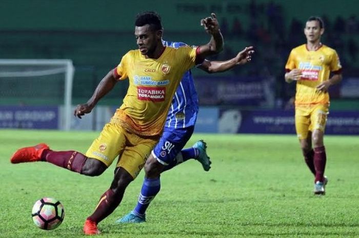 Aksi bek Sriwijaya FC, Marco Sandy Merauje saat timnya dijamu Persiba Balikpapan pada laga Liga 1 musim 2017 di Stadion Gajayana, Kota Malang, 9 Mei 2017. 