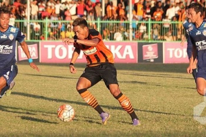 Gelandang Perseru, Irfan Yunus Mofu dikawal dua pemain Arema, Syaiful Indra Cahya (kiri) dan Arif Suyono di Stadion Marora, Serui, Minggu (13/11/2016). 