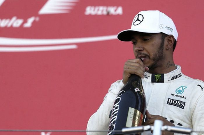 Pebalap Mercedes, Lewis Hamilton, merayakan kemenangannya pada balapan GP Jepang di Sirkuit Suzuka, Minggu (8/10/2017).