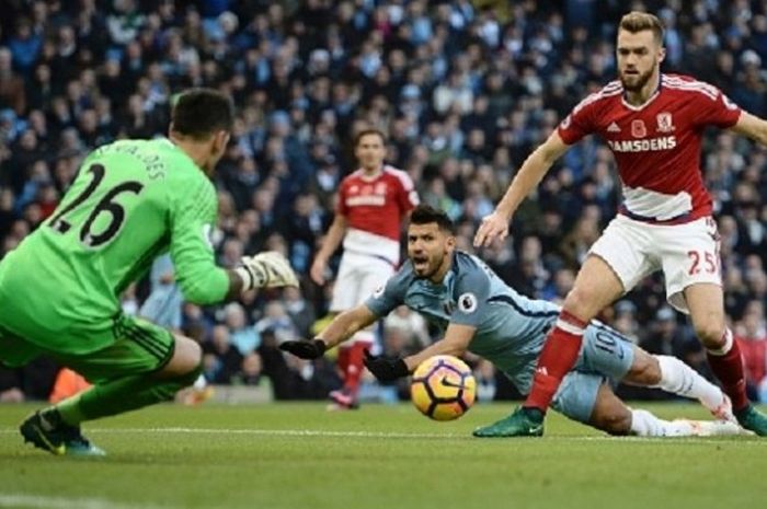 Striker Manchester City, Sergio Aguero, terjatuh pada saat perebutan bola dengan bek Middlesbrough, Calum Chambers, dalam laga Premier League di Stadion Etihad, Sabtu (5/11/2016).