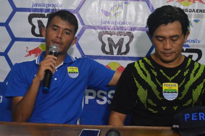 Gelandang Persib Bandung, Puja Abdillah (kiri), pada sesi jumpa pers setelah pertandingan melawan PS