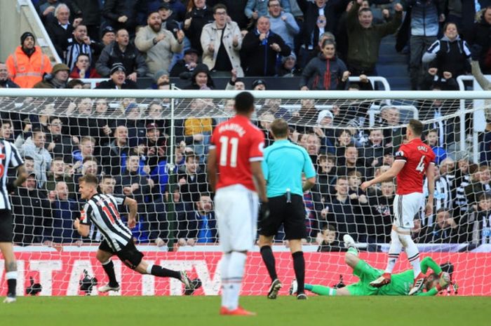 Gelandang Newcastle United, Matt Ritchie (kedua dari kiri), merayakan gol yang dia cetak ke gawang Manchester United dalam laga Liga Inggris di Stadion St. James' Park, Newcastle, pada 11 Februari 2018.