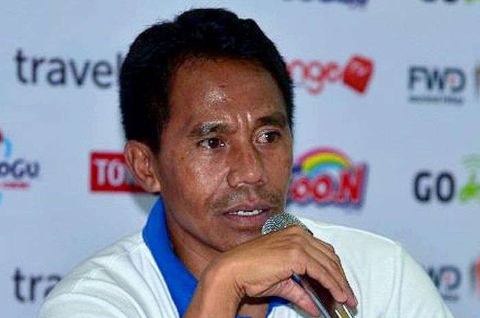 Pelatih Persib U-19, Budiman, berbicara kepada media seusai laga melawan Barito Putra U-19 dalam laga 8 besar Liga 1 U-19 di Stadion Arcamanik, Kota Bandung, Minggu (22/10/2017) malam.