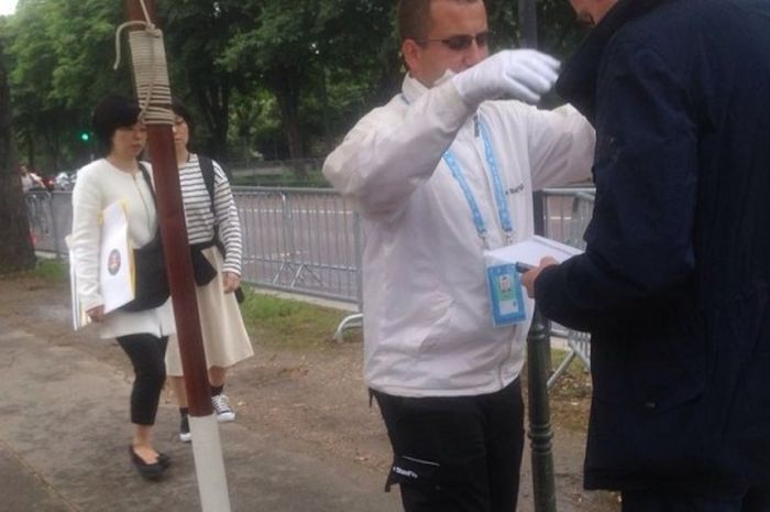 Pengamanan ketat jelang final Prancis Terbuka di Roland Garros Stadium, Minggu (5/6/2016). 