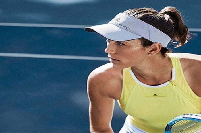 Petenis Spanyol, Garbine Muguruza, saat mengenakan koleksi teranyar Adidas edisi Stella McCartney yang akan dikenakan pada Australian Open 2018.