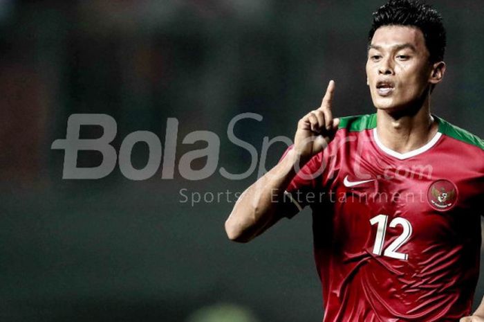 Penyerang Timnas Indonesia, Lerby Eliandri, merayakan gol kontra Kamboja dalam laga di Stadion Patriot Candrabhaga, Bekasi, Rabu (4/10/2017).