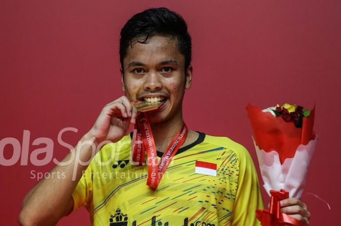 Pebulu tangkis tunggal putra Indonesia, Anthony Sinisuka Ginting, berpose dengan medali yang didapatnya sebagai juara pada Indonesia Masters 2018 di Istora Senayan, Jakarta, Minggu (28/1/2018).