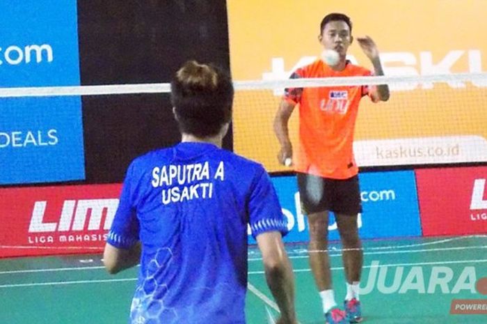 Pemain Universitas Negeri Yogyakarta, Andri Wijaya (kostum oranye), saat melawan pebulu tangkis Trisakti, Alvindo Saputra pada pertandingan Grup D LIMA Badminton Nasional 2017 di GOR Tri Lomba Juang, Bandung, Kamis (18/5/2017). Andri menang 17-21, 21-19, 11-10 .