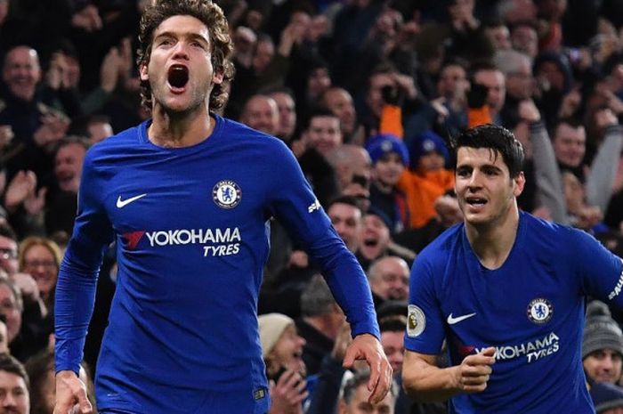  Bek Chelsea, Marcos Alonso, merayakan golnya ke gawang Brighton bersama Alvaro Morata pada laga Liga Inggris di Stadion Stamford Bridge, London, Selasa (26/12/2017). 