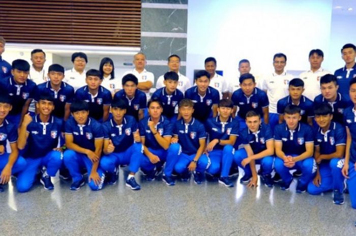 Para pelatih dan pemain Timnas U-19 Taiwan berfoto sebelum terbang ke Indonesia untuk memulai Piala Asia U-19 2018.