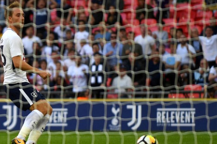 Gelandang Tottenham Hotspur, Christian Eriksen, mencetak gol ke gawang Juventus dalam laga pramusim di Stadion Wembley, London, Inggris, pada 5 Agustus 2017.
