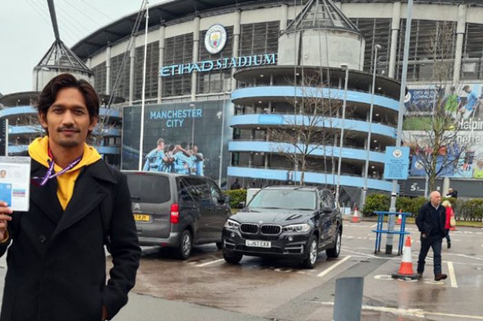 Ibnu Jamil, saat menyaksikan pertandingan Liga Inggris 2017-2018 di Stadion Etihad, markas Manchester City.